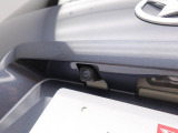 後退時に車両の後ろ側をモニター画面に表示します。車庫入れなどでバックする際に後方確認ができて便利です。車庫入れが苦手な人もこれで安心。