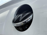 エンブレム内蔵型バックカメラはリバースにすることで作動、雨天時などの水滴による視界不良を低減しクリアな視界を確保。