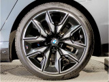 【BMWアロイホイル】軽量かつ強度に拘ったアロイホイル。走行性能ポテンシャルを引き出す設計。車の足元を引き締めてくれる大きなポイントはアロイホイルです。