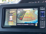 後方の映像に加えて車両周辺の目安線も表示され、駐車時の後方確認をサポートします。周囲を直接目視しながら画面も活用でき、車庫入れや切り返しの際に便利です。