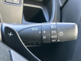 操作しやすいウインカーレバーは、安全運転に欠かせない装備です。直感的に操作でき、スムーズな車線変更をサポートします。