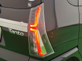 カスタム専用クリスタルLEDリヤコンビネーションランプ(LEDストップランプ)で省電力・長寿命化を実現。