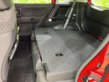 後席を倒した状態では、荷室側へ続くフラットな床面が広がり、長さのある荷物も載せやすい空間です。座席と荷室を使い分けられるため、日々の買い物から大きな荷物の運搬まで幅広く活用いただけます。