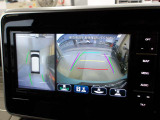 360度ビューカメラを搭載。4方の小型カメラの映像を処理し、車両真上からの映像に変換しています。