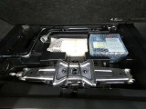 パンク修理剤とエアーポンプのセットです。スペアタイヤは装備していませんが空いたスペースを小物入れとして使用できます