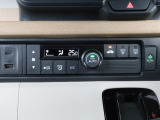 エアコンはフルオートエアコンを装備しています。USBジャックと充電用USBチャージャーもあります。