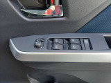 パワーウィンドウのスイッチです。運転席に居ながら窓を開け閉めのコントロールできます!
