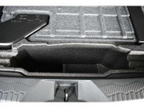 リアサブトランクは床板(ラゲッジボード)を持ち上げると現れる、洗剤や工具、緊急用品などを隠して収納できる便利な機能です。