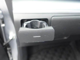 前席のカップホルダーはワンプッシュ式オートオープンのものがついています。