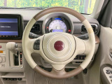 インテリアに合わせたデザインのステアリングは、運転される方のことも考え、運転しやすい形状、大きさです。是非一度、実際に触ってお確かめください。