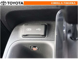 ポータブルオーディオなどの機器を接続して、車両のスピーカーで聞くことができます。