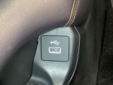 エレクトリックギアセレクターの下にスマートフォンなどが置けるトレーと、外部入力の可能なUSB端子がついています。また反対の左側には充電可能なUSB端子がついています。移動中に充電もできるので便利です。