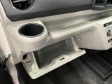グローブボックスなどの多彩で便利な収納が設けられています