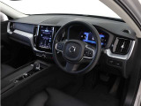 インストルメントパネルは僅かに運転席側へと傾けられているほか、余計なスイッチ類を可能な限り排し、運転に集中しやすい環境を造り出しています。