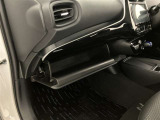 何かと便利なグローブボックス。メンテナンスノートや車検証、ちょっとしたメモと筆記用具等を入れておくとあればもしもの時にも便利ですね。