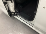 ホンダ車の低床ボディは、チャイルドシートへのお子さまの乗降や荷物の積載もスムーズ。足元もゆったりとしていますので、おくつろぎいただけます。
