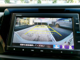シフトレバーをリバース(バック)に入れるとナビ画面に自動でリアビューが映し出されます。運転が苦手な方、狭い車庫入れ等をサポートさせていただきます☆