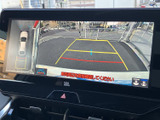 後方の映像に加えて進路の目安となるガイド線も表示され、駐車時の位置確認をサポートします。周囲を直接確認しながら、車庫入れや切り返しにお役立てください。