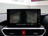パノラミックビューモニター付きです。車両を上から見たような映像をディスプレイオーディオ画面に表示。運転席からの目視だけでは見にくい、車両周辺の状況をリアルタイムでしっかり確認できます。