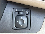 【電動格納ミラー】サイドミラーは電動格納式となっており、狭い駐車場でもキズがつくリスクを抑えられます。