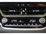 エアコンはシンプルで操作しやすいパネルのオートエアコンです。DUAL設定で、左右それぞれお好みの設定が出来ます。場所や個人の体感による温度差も解消できてそれぞれが快適に過ごせます。