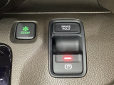 セレクトレバーの右に電子制御パーキングブレーキがあります。スイッチひとつで、停車した地点の傾斜などをシステムが検知・判断してブレーキ力を自動的に制御し、しっかり停車できるパーキングシステムです。