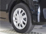 ◆純正ホイール装着車◆シンプルなデザインのホイールキャップ付きです。