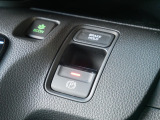 【電子制御パーキングブレーキ】スイッチ操作でパーキングブレーキをオン/オフ。発進時、運転席のシートベルトが着用されている時アクセルを踏めば自動的に解除されます。