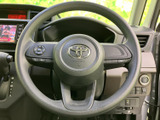 握りやすい形状のステアリングにスイッチを備え、手元での操作をサポートします。運転席から各種操作にアクセスしやすく、日常の移動をより快適にする便利な装備です。