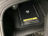 センターコンソールにはワイヤレス充電器を装備してます。Qi(チー)規格対応のスマートフォンなどを置くだけでワイヤレスで充電可能です。またスマートフォンの充電可能なUSB端子なども別途装備しています。
