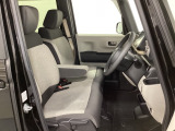 女性でも運転がしやすいように、シートの高さ調整機能(シートリフター)がついています。運転席と助手席の間が空いている為、助手席側への移動がスムーズです。交通量の多い道でも助手席側から乗り降りができます。