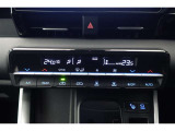 ★運転席と助手席でそれぞれお好みに合わせて温度設定が行えるフルオートエアコンです。外気温や室温、日射量を感知し、吹き出し温度、風量を緻密に制御します