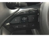 運転中目線を変えずにオーディオの操作ができるステアリングスイッチです
