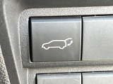 【パワーバックドア】スマートキーや運転席のボタンを押すだけでリアゲートが自動で開閉します!荷物を持っている時や、高い位置にあるバックドアを閉める際に便利な機能です♪