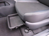 当社は購入後のアフターケアを大切にしております。納車後、1ヶ月無料点検誘致、半年ごとにあんしん点検、12ヶ月法定点検の誘致をします。また車検までの点検をセットにしたメンテンンスパスポートを販売中です。