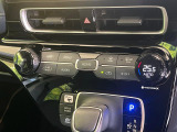 【オートエアコン】一度お好みの温度に設定すれば、車内の温度を検知し風量や温度を自動で調整。暑い&hellip;寒い&hellip;と何度もスイッチ操作をする必要はありません。快適な車内空間には必須の機能ですね♪