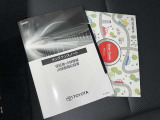 メンテナンスノート、取扱説明書です。 その車の整備記録が事細やかに記録されています。 車が生まれてから今までどのような道を歩んできたのか判るとても重要な物ですよ。