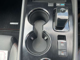 運転席と助手席の間にドリンクホルダーがある為、とても便利です☆