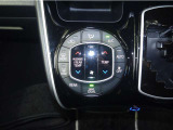 【オートエアコン】設定した温度になるように車が自動で風量や吹き出し口、冷暖房の強さを調整してくれるエアコンです。一度温度を設定すれば、自動で快適な室温を保ってくれるので運転に集中しやすいですよ♪
