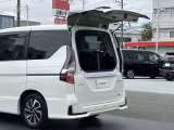 バックドアの約半分のスペースで荷物の出し入れが可能です。