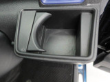 【カップホルダー】エアコン吹き出し口下部に設置されていますので使いやすさバッチリ!運転席から手の届くちょうどの位置です!