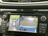 車両周辺と後方の映像を画面で確認でき、ガイドラインも表示されています。駐車時の周囲確認を助け、見通しにくい場所での切り返しにも活用できます。