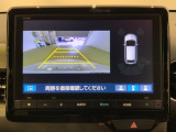 リバースギアに入れるだけで後方の表示へ切り替わります。夜間や雨の日の駐車も楽になりますよ。