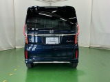 後席の窓には外から車内が見えにくくなるプライバシーガラスを採用。周りを気にせずリラックスして過ごせます