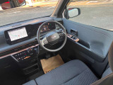 開放的で周囲が広く見渡せる運転席は車両の感覚がつかみやすくて安心安全です♪