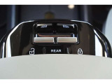 アームレストの先端に、パワーウインドウスイッチが装備されています。