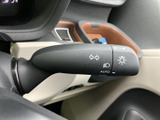操作しやすいウインカーレバーで、安全な車線変更をサポートします。スムーズな操作で、周囲に注意を促しましょう。