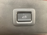 パワーリフトゲートは運転席とリフトゲート側、さらにアドバンストキーでも開閉が可能!開度は無段階にメモリー設定もできます。ゲート内側にタッチセンサーを配置し、手などを挟み込む危険を低減します。