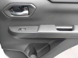 後部座席には、パワーウィンドウのスイッチです。窓を開け閉めのコントロールできます!