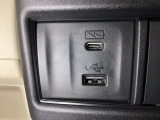 エアコン操作パネルの左側に、スマートフォンなどの充電可能なUSB端子と、音源などの外部入力の可能なUSB端子がついています。移動中に充電もできるので便利です。